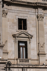 Obraz premium Architectural fragments of Valencia City Hall (Ayuntamiento de Valencia) built in an eclectic style in the 18th century is located on Valencia central Plaza del Ayuntamiento. VALENCIA, SPAIN.