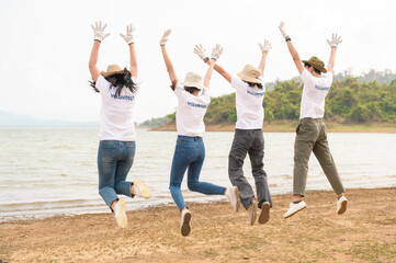 Obraz premium Volunteers from the Asian youth community using rubbish bags cleaning up nature par