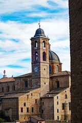 Fototapeta premium Urbino Blick auf den Dom Hochformat