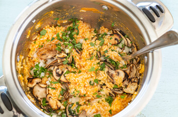 Champignon geschnitten von oben im Topf 