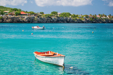 Fototapeta na wymiar small boats, anchored in the sea, just off the coast of Playa Grandi beach, Curacao, Caribbean