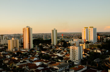 Obraz premium Panoramic view of the sunset over the city of Bauru.