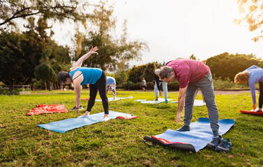 Happy senior friends doing workout activity in a public park - Health elderly people lifestyle - obrazy, fototapety, plakaty