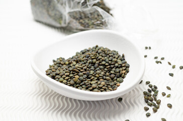 linsen ganz roh in einer schale 