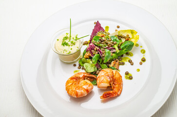 garnelen gebraten gericht mit salat teller