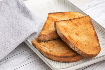 Brot scheiben gebraten und auf einem Teller 