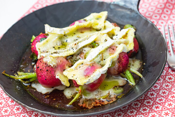 radieschen in einer pfanne gebraten 