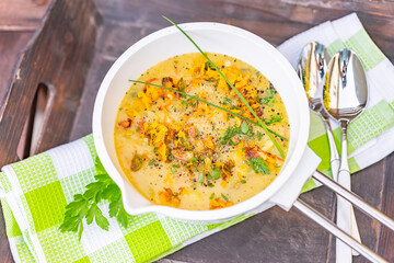kürbis creme suppe im topf weiß 