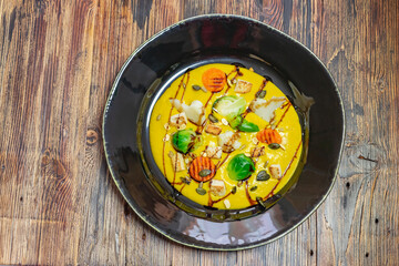 kürbis suppe creme gemüse im teller angerichtet