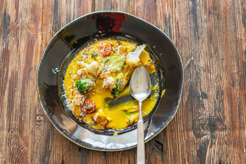 kürbis suppe creme gemüse im teller angerichtet