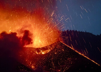 Boca del volcán, erupción de lava, La Palma, Islas Canarias - obrazy, fototapety, plakaty