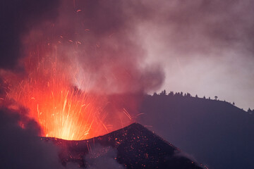 Boca del volcán, erupción de lava, La Palma, Islas Canarias