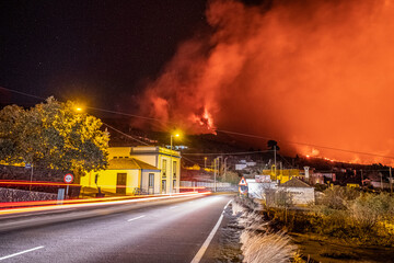 Calle de La Palma con la erupción del volcán de fondo, La Palma, Islas Canarias