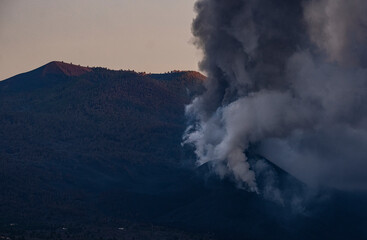 Nube gris formada por el humo que salía del volcán de la isla La Palma