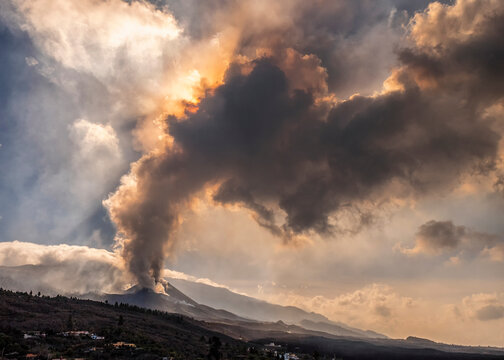 Humo sin parar saliendo del volc&aacute;n, Islas Canarias, La Palma