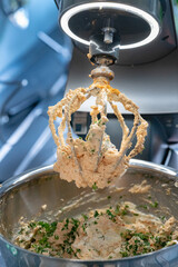 +K&uuml;chenmaschine r&uuml;hrt eine pikante Creme Aufstrich mit Kr&auml;uter 