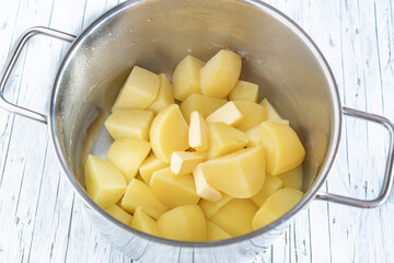 Kartoffel in Stücke mit Butter in einem Topf 