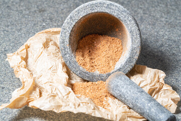 Mörser mit frisch gestoßenen Gewürzen 