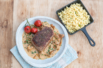 Steak mit Pfifferlingen eierschwammerln Teigwaren Sauce 