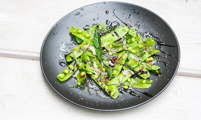 Zuckerschoten Salat von oben fotografiert 