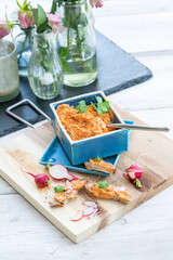 Aufstrich Quark Kräuter Paprika in Porzellan blau 