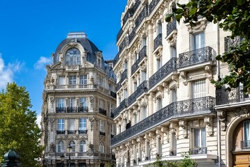 Paris, beautiful buildings - 595073217