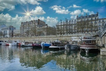 Fototapeta na wymiar Paris, Bastille, beautiful harbor