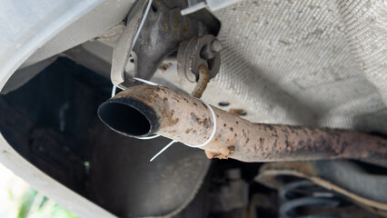 chassis view, exhaust pipe with broken attachment, temporarily attached with plastic band, broken attachment of exhaust pipe 