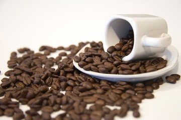 Taza de café con grano volcada