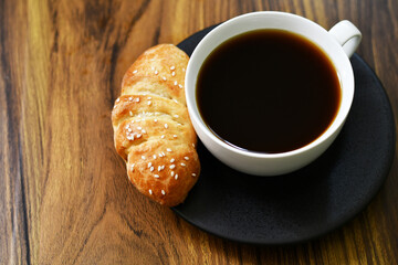 Café negro y pan dulce de Guatemala, llamado Gusanito, postre tradicional Guatemalteco.