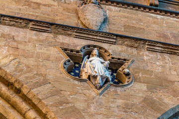 The façade of the Loggia, trefoils with allegorical figure of the virtue Justice by Agnolo Gaddi.