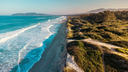 Praia Paradisíaca Tropical Ondas Moçambique Florianópolis Floripa Santa Catarina Ilha Magia Pedras Costão Pesca Pescadores Rancho Natureza Paisagem Areia Dunas Oceano Atlântico Floresta Reserva Natura © Pedro