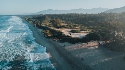 Praia Paradisíaca Tropical Ondas Moçambique Florianópolis Floripa Santa Catarina Ilha Magia Pedras Costão Pesca Pescadores Rancho Natureza Paisagem Areia Dunas Oceano Atlântico Floresta Reserva Natura © Pedro