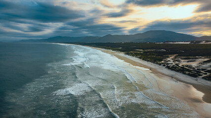 Praia Paradisíaca Tropical Ondas Moçambique Florianópolis Floripa Santa Catarina Ilha Magia Pedras Costão Pesca Pescadores Rancho Natureza Paisagem Areia Dunas Oceano Atlântico Floresta Reserva Natura © Pedro