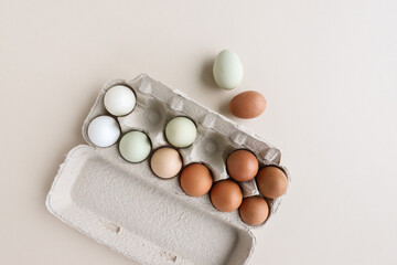Obraz na płótnie Canvas farm fresh eggs in ombre 