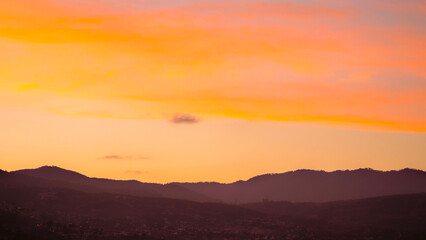 Atardecer con montañas