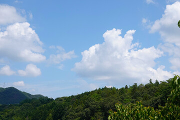 Fototapeta na wymiar 夏の山々と青空と白雲