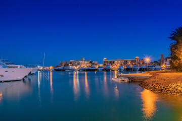 Naklejka premium EL Gouna in Ägypten, Abu Tig Marina mit Booten und Spiegelungen zur Blauen Stunde.