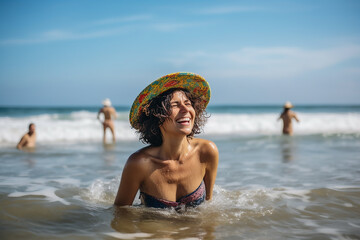 Junge Frau hat sehr viel Spa&szlig; am Strand KI