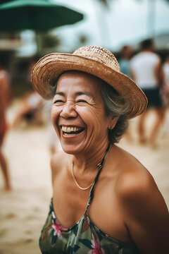 Ältere Dame hat viel Spaß am Strand KI