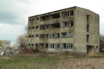 Zniszczony blok w Europie Wschodniej, widoki na wschodnich stronach europy. - obrazy, fototapety, plakaty