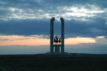 Pomnik upamiętniający bitwę pod Komarowem po zachodzie słońca. - obrazy, fototapety, plakaty