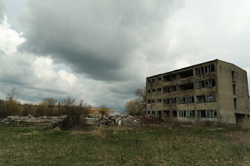 Zniszczony blok w Europie Wschodniej, widoki na wschodnich stronach europy. - obrazy, fototapety, plakaty