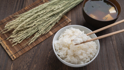 日本の食事｜おいしそうなご飯と味噌汁と収穫した稲穂