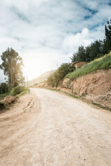 Fototapeta na wymiar carretera en la sierra peruana junto a un paisaje vacío, para usarse en fotomontajes de automóviles