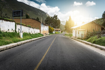 carretera en la sierra peruana junto a un paisaje vacío, para usarse en fotomontajes de...