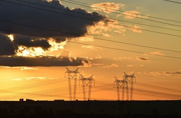Torres de eletricidade no pôr-do-sol © Claudia