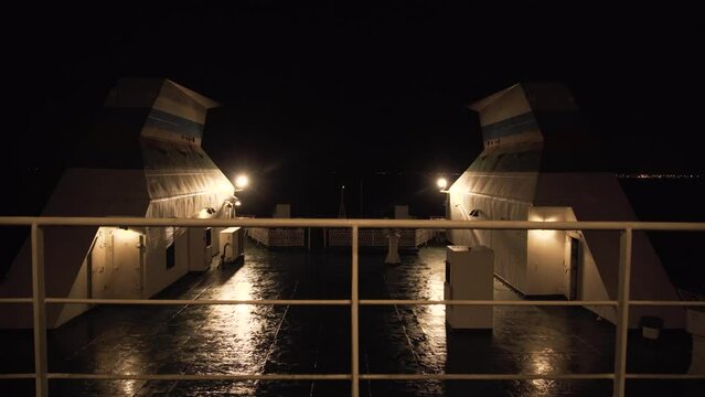 Pont d'un cargo de nuit