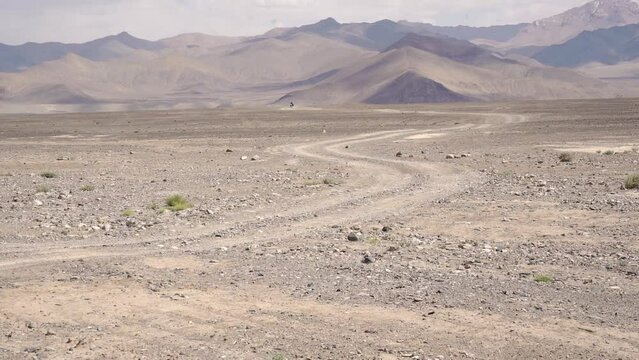 Motard seul sur les chemins en Afghanistan