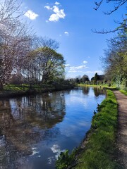 Fototapeta na wymiar Calm waters and peaceful English canals, located in Leamington Spa